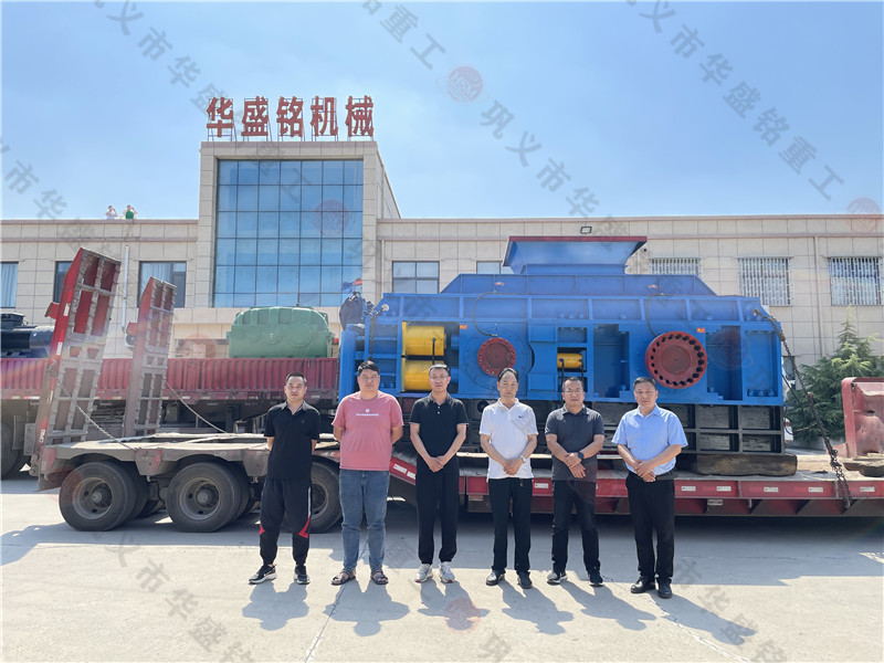 大型采石場設(shè)備有哪些？對(duì)輥式制砂機(jī)一套多少錢？